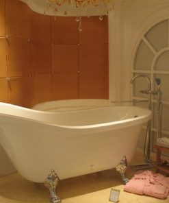 clawfoot bathtub