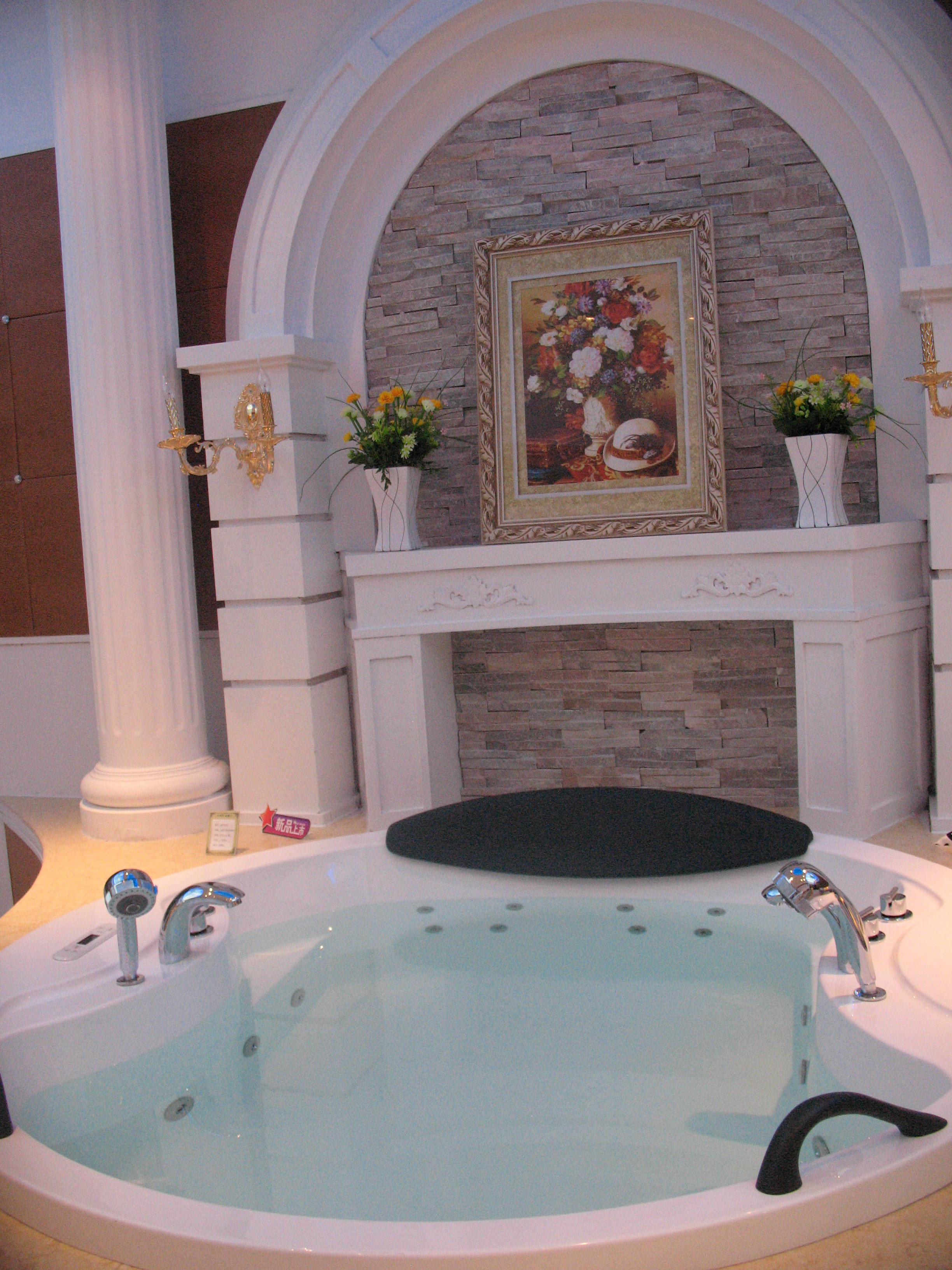 Luxury Whirlpool jetted jacuzzi bathtub